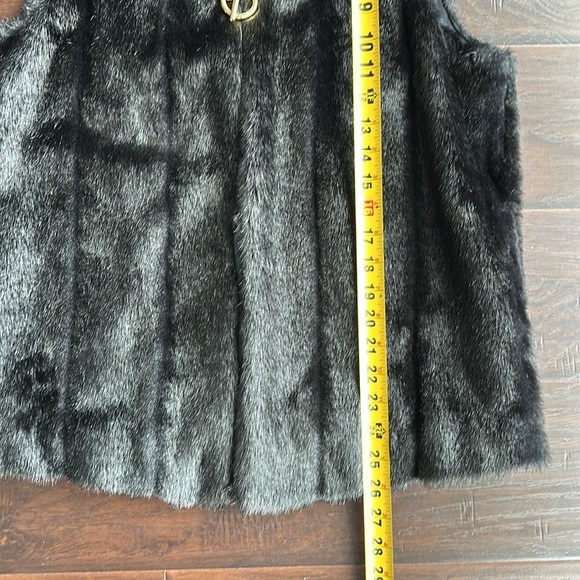 Women’s Michael Kors black faux fur vest with gold link details size large - Picture 6 of 8